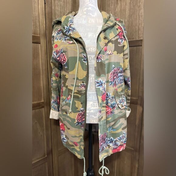 Women’s AMT Camo/Floral Hooded Jacket. - Picture 4 of 7